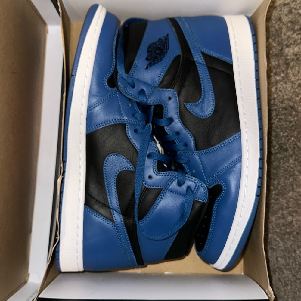 Mens jordans size 11.5 (Almost New)